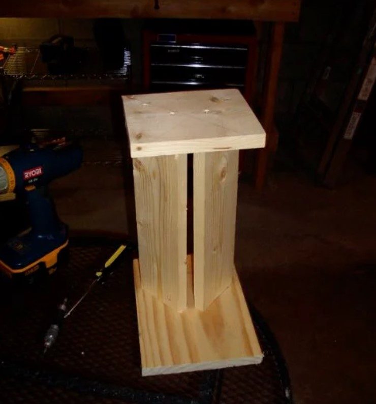 DIY Simple Wooden Speaker Stand
