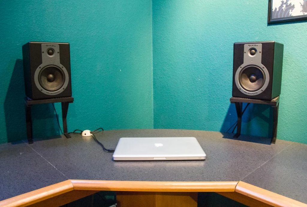 17 DIY Speaker Stand Ideas to Maximize Your Audio Experience – DIY Small Speaker Stand DIY Small Speaker Stand