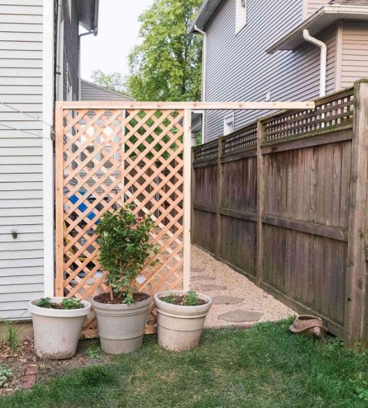 50 DIY Outdoor Privacy Screen Ideas with Free Plans – A Simple DIY Trellis Screen A Simple DIY Trellis Screen