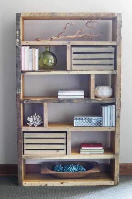 CRATES AND RECLAIMED PALLET BOOKSHELF