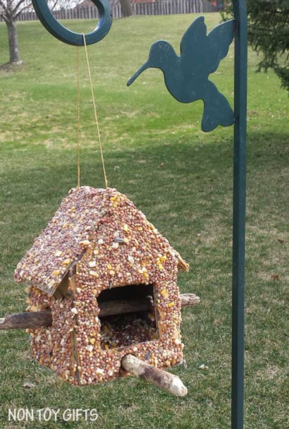 DIY BIRD FEEDER TO MAKE WITH KIDS