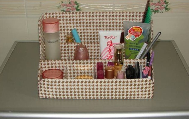31 DIY Makeup Storage Ideas to Display Your Beauty Arsenal – DIY Desk Organizer DIY Desk Organizer