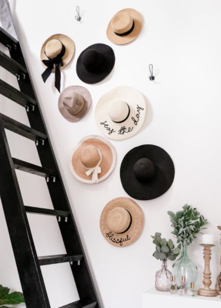 25 DIY Hat Rack Designs to Show Off Your Hat Collection – DIY Hat Wall Display DIY Hat Wall Display