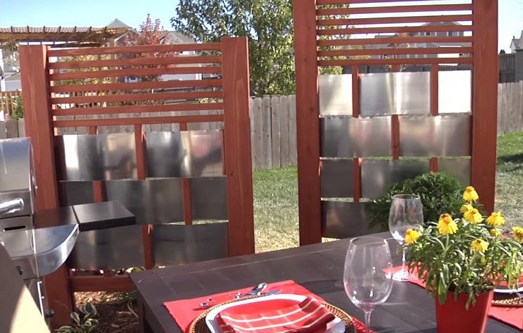 50 DIY Outdoor Privacy Screen Ideas with Free Plans – DIY Outdoor Privacy Screen with Aluminum Roll Flashing DIY Outdoor Privacy Screen with Aluminum Roll Flashing