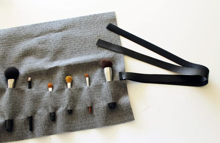 EASY DIY MAKEUP BRUSH HOLDER