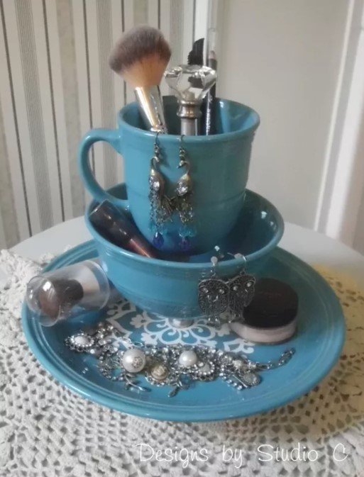 31 DIY Makeup Storage Ideas to Display Your Beauty Arsenal – Old Dinnerware to Make a Makeup and Jewelry Organizer Old Dinnerware to Make a Makeup and Jewelry Organizer
