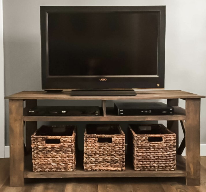 PALLET TV STAND