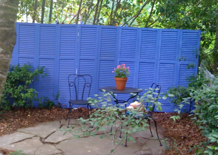 50 DIY Outdoor Privacy Screen Ideas with Free Plans – Repurposed Shutter Fence Repurposed Shutter Fence