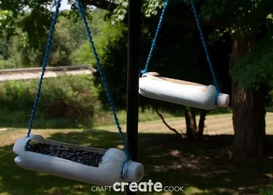25 DIY Bird Feeder Ideas to Create a Bird-Friendly Backyard – UPCYCLED PLASTIC BOTTLE BIRD FEEDER diy bird feeder from plastic bottle