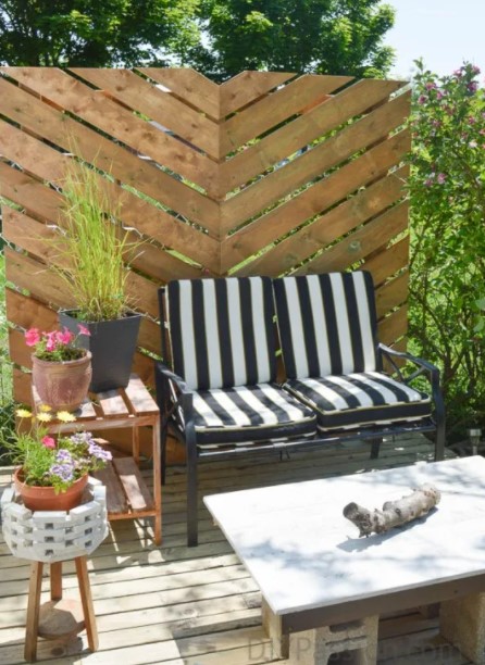 50 DIY Outdoor Privacy Screen Ideas with Free Plans – a Simple Chevron Outdoor Privacy Wall a Simple Chevron Outdoor Privacy Wall