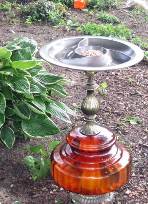 25 DIY Birdbath Ideas to Create A Bird-Watching Heaven – A Lamp Birdbath A Lamp Birdbath