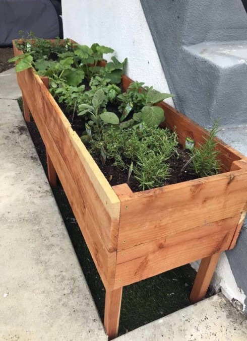 25 Best DIY Outdoor Furniture Ideas (with Free Plans) – A RAISED PLANTER BOX A RAISED PLANTER BOX