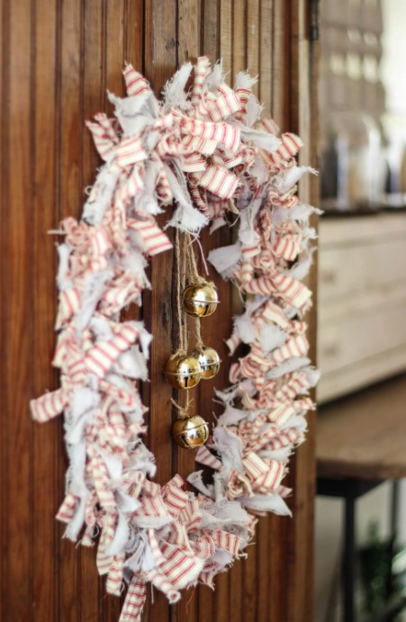 25 DIY Christmas Decoration Ideas You Can Make at Home – Christmas Rag Wreath Tutorial Christmas Rag Wreath Tutorial