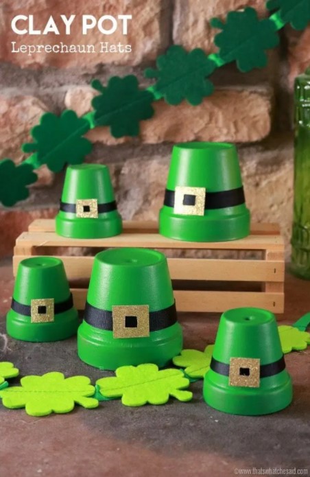 25 DIY St. Patrick's Day Decoration Ideas – Easy & Simple – Clay Pot Leprechaun Hats Clay Pot Leprechaun Hats