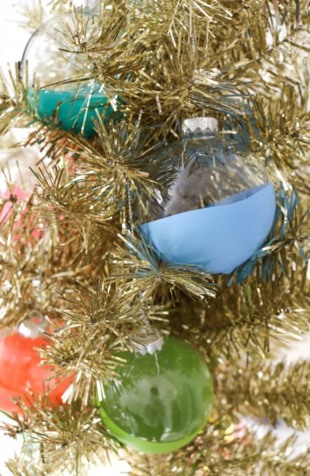 DIY BALLOON DIPPED ORNAMENTS FOR CHRISTMAS