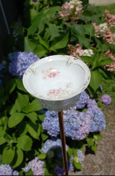 25 DIY Birdbath Ideas to Create A Bird-Watching Heaven – DIY Bitty Bird Bath DIY Bitty Bird Bath