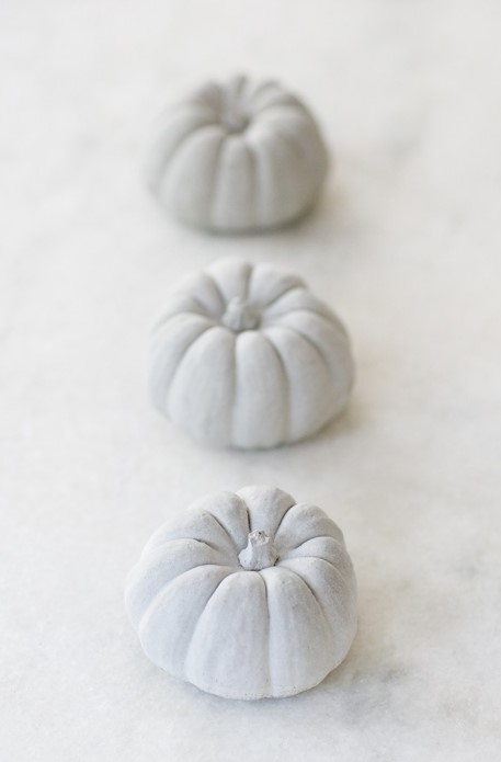 25 DIY Thanksgiving Decoration Ideas – Easy & Simple – DIY CONCRETE PUMPKIN DECORATIONS DIY CONCRETE PUMPKIN DECORATIONS