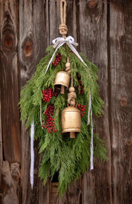 25 DIY Christmas Decoration Ideas You Can Make at Home – DIY Evergreen Swag DIY Evergreen Swag