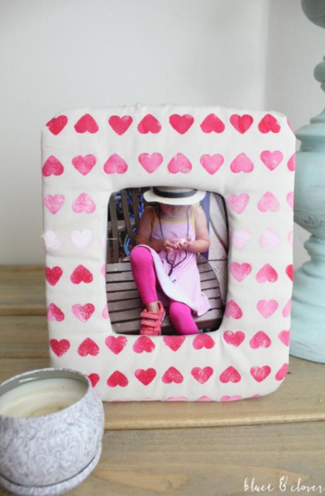 25 DIY Picture Frame Ideas (Quick and Easy!) – DIY FABRIC COVERED FRAME DIY FABRIC COVERED FRAME