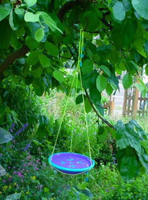 25 DIY Birdbath Ideas to Create A Bird-Watching Heaven – DIY Hanging Birdbath DIY Hanging Birdbath