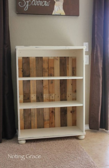 DIY PALLET BOOKCASE TUTORIAL 1