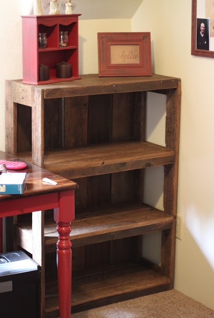 DIY Pallet Bookshelf 1