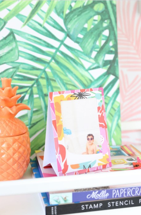 25 DIY Picture Frame Ideas (Quick and Easy!) – DIY Paper Easel Frames DIY Paper Easel Frames
