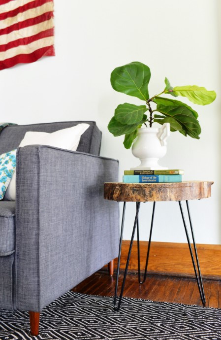 25 Best DIY Coffee Table Ideas Ideas with Free Plans – DIY Side Table With A Wooden Slab and Hairpin Legs DIY Side Table With A Wooden Slab and Hairpin Legs