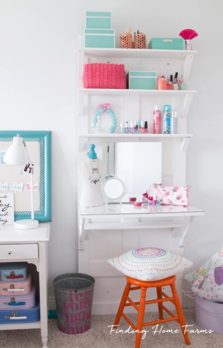 25 DIY Vanity Table Ideas for Your Personal Beauty Space – DIY Vintage Door Vanity Desk for a Teen DIY Vintage Door Vanity Desk for a Teen