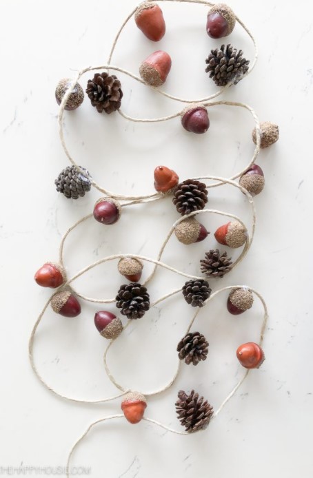 25 DIY Thanksgiving Decoration Ideas – Easy & Simple – Easy DIY Acorn Pinecone Garland Easy DIY Acorn Pinecone Garland