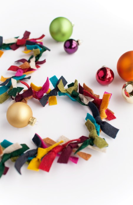 25 DIY Christmas Decoration Ideas You Can Make at Home – FELT GARLAND FELT GARLAND