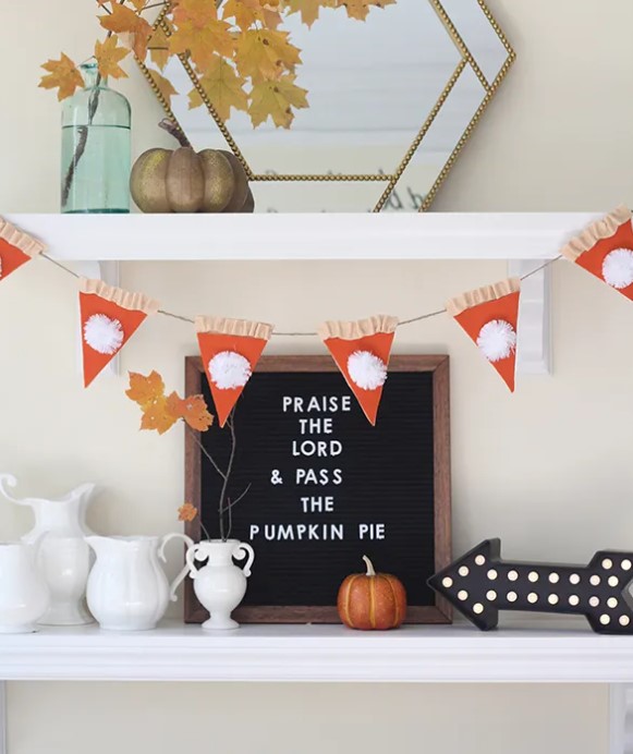 25 DIY Thanksgiving Decoration Ideas – Easy & Simple – PUMPKIN PIE THANKSGIVING GARLAND PUMPKIN PIE THANKSGIVING GARLAND