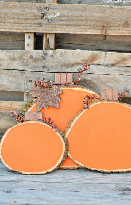 25 DIY Thanksgiving Decoration Ideas – Easy & Simple – Painted Wood Slice Pumpkins Painted Wood Slice Pumpkins
