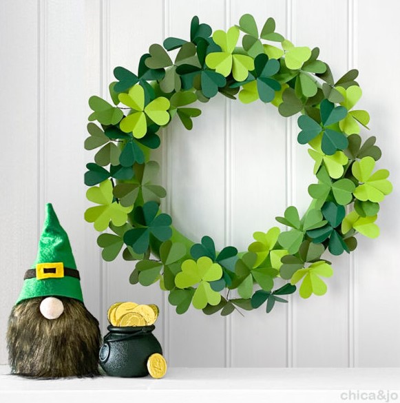 Paper clover wreath for St. Patricks Day