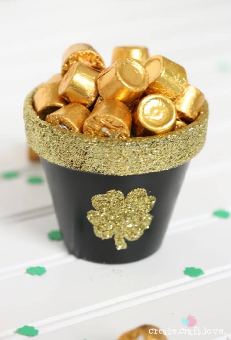 25 DIY St. Patrick's Day Decoration Ideas – Easy & Simple – ST. PATRICKS DAY POT OF GOLD TUTORIAL ST. PATRICKS DAY POT OF GOLD TUTORIAL