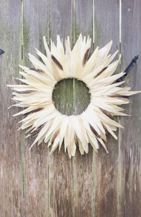 25 DIY Thanksgiving Decoration Ideas – Easy & Simple – The Prettiest Fall Corn Husk Wreath The Prettiest Fall Corn Husk Wreath