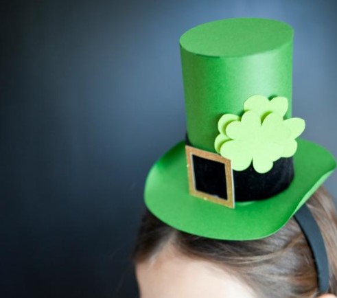 25 DIY St. Patrick's Day Decoration Ideas – Easy & Simple – a Paper Leprechaun Hat a Paper Leprechaun Hat