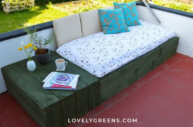 25 Best DIY Outdoor Furniture Ideas (with Free Plans) – a Patio Day Bed with Wood Pallets a Patio Day Bed with Wood Pallets