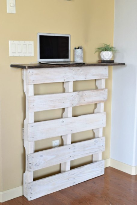 25 DIY Standing Desk Plans for Healthy & Productive Work – a Stylish Standing Desk Riser from pallet a Stylish Standing Desk Riser from pallet