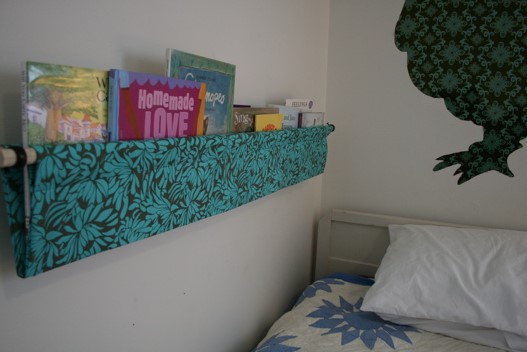 47 DIY Bookshelf Ideas That Will Redefine Your Reading Space – hanging book display 1 hanging book display 1