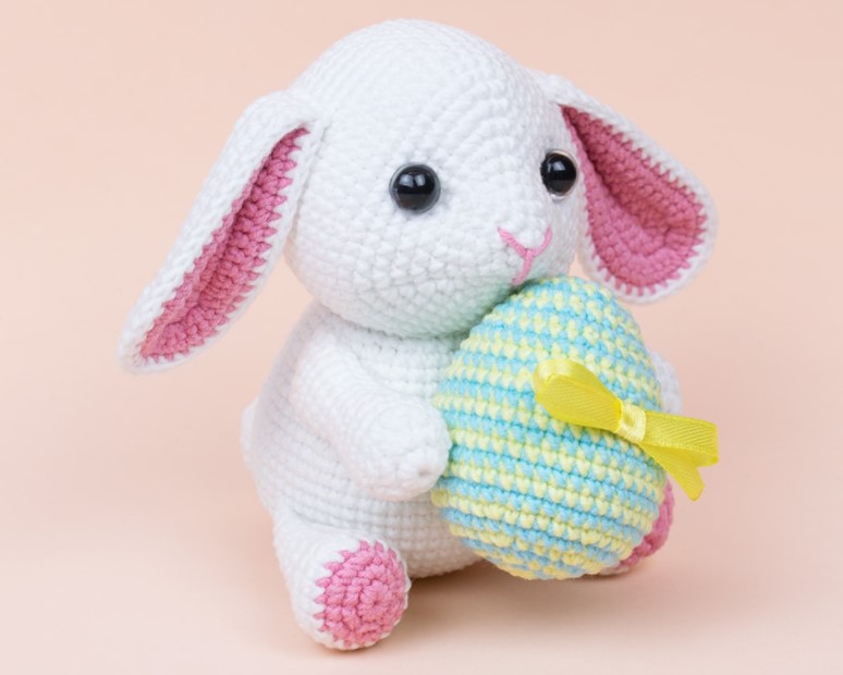 25 Free Crochet Bunny Patterns for Any Skill Level – Bunny with Easter Egg Bunny with Easter Egg