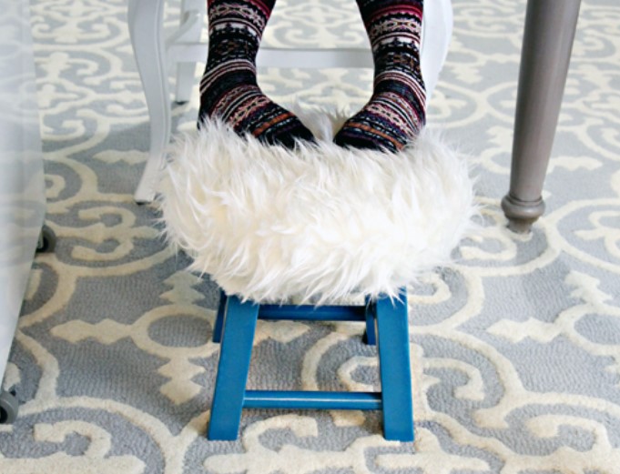 12 DIY Under Desk Foot Rest Ideas for Ergonomic Workspace – DIY Furry Footrest DIY Furry Footrest