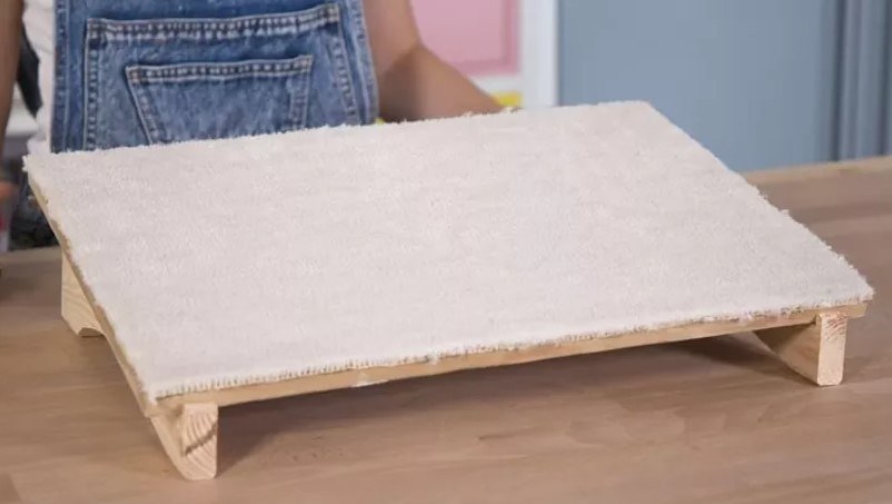 12 DIY Under Desk Foot Rest Ideas for Ergonomic Workspace – DIY Wooden Footrest with Carpet DIY Wooden Footrest with Carpet