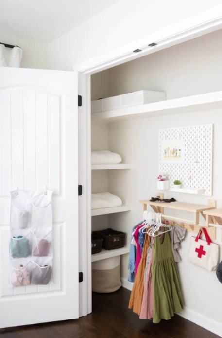 EASY DIY BUILT IN CLOSET SHELVING