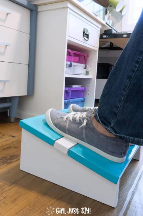 12 DIY Under Desk Foot Rest Ideas for Ergonomic Workspace – Easy Wooden DIY Footrest for Home or Office Easy Wooden DIY Footrest for Home or Office