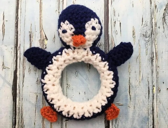 PENGUIN BABY RATTLE – FREE CROCHET PATTERN