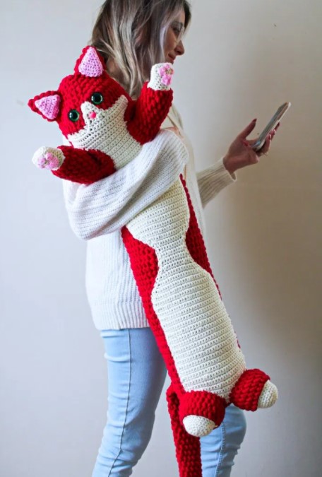Valentine Kitty Pillow – A Free Crochet Pattern