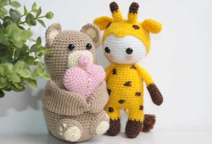 amigurumi doll in giraffee costume