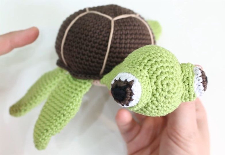 Green Turtle with Big Eyes Amigurumi from lanas y ovillos