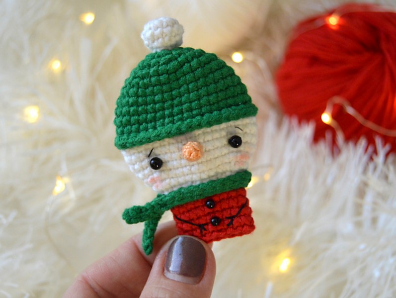 Snowman Brooch Amigurumi